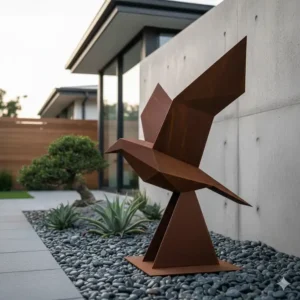 Eine stilisierte Vogelskulptur aus rostfarbenem Cortenstahl, eine langlebige und künstlerische Ergänzung zur gartendeko figuren modern.