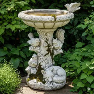  Ein praktisches und elegantes Steinvogelbad mit geformten Figuren, ein großartiges Beispiel für Gartendeko Figuren aus Stein für die Tierwelt.