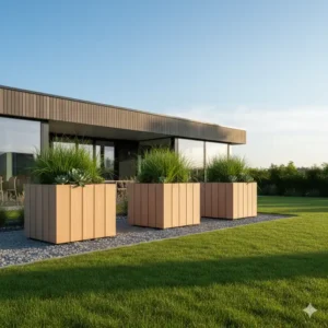 Große, quadratische Holz-Pflanzkübel als moderne Gartendeko Holz