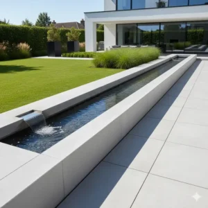 Großflächiger rechteckiger Wasserlauf als luxuriöse gartendeko wasserspiel modern.