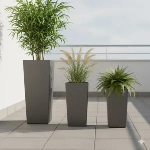 Hohe, schlanke Pflanzkübel aus Fiberglas für moderne Gartendeko