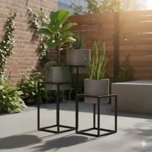 Moderne und minimalistische Gartendeko Pflanzenständer Metall in schwarzer Farbe.