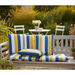Fröhliches, gestreiftes Set gartendeko sitzkissen outdoor zur Belebung von Stühlen und Bänken.