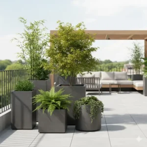 Gartendeko auf dem Balkon: Große, moderne Pflanzkübel für die Terrasse