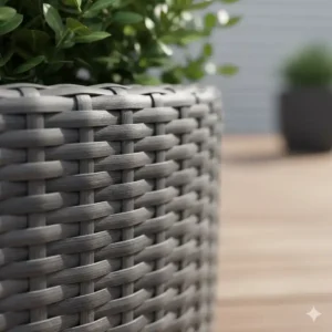 Nahaufnahme der Oberfläche eines modernen, grauen Polyrattan-Pflanzkübels
