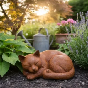 Rostfarbene gartendeko figuren katze liegend aus robustem Metall.