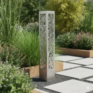 Eine künstlerisch verzierte Stele als gartendeko figuren edelstahl rostfrei im Blumenbeet.