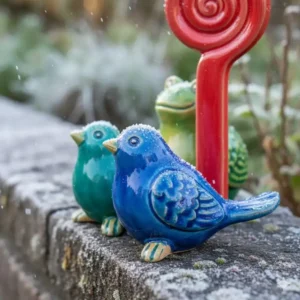 Die glasierte, wetterfeste Oberfläche hochwertiger gartendeko figuren keramik handgemacht in einer Makroaufnahme.