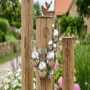 Gartendeko Holzstelen rustikal veredelt mit glänzenden Metallelementen.