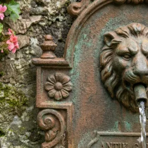 Detailansicht der Patina auf einem gartendeko wandbrunnen antik im Vintage-Stil.