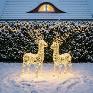 Zwei leuchtende Rentier-Silhouetten als gartendeko wetterfest weihnachtsfiguren im tiefen Schnee
